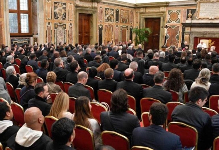 Francisco a los canonistas: “Toda persona y toda comunidad tiene derecho al encuentro con