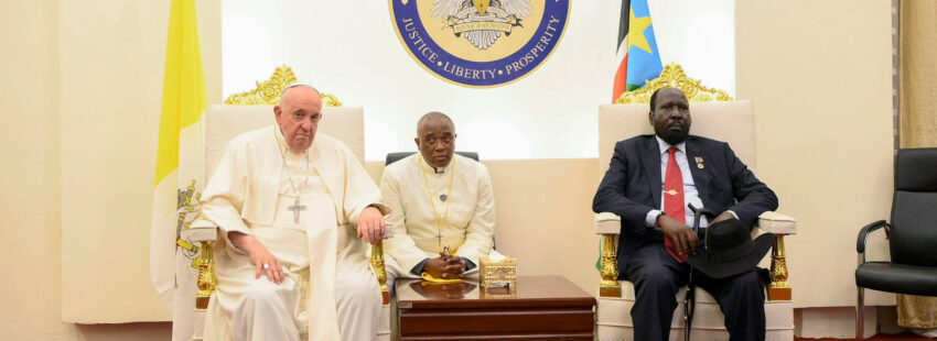 El papa Francisco, con el presidente de la República de Sudán del Sur en el Palacio Presidencial de Yuba