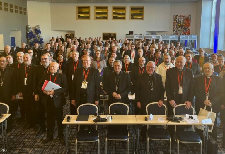 La Iglesia de Europa pide “decisiones valientes sobre la mujer”, pero orilla a homosexuales y