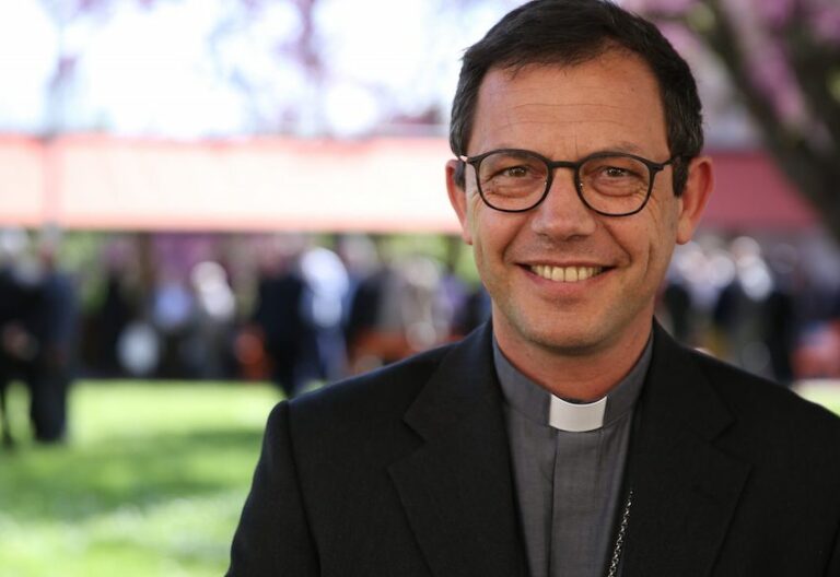 Emmanuel Gobilliard, obispo y extremo izquierdo: al Vaticano con varios ex futbolistas para golear