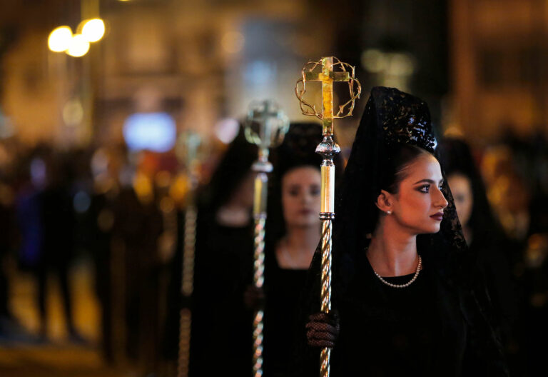 En la primera procesión, solo ellas