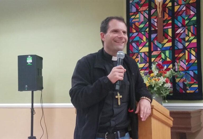 El sacerdote francés Antoine Coelho, suspendido tras casarse con una mujer a la que considera una