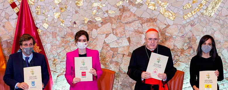 El cardenal arzobispo de Madrid, Carlos Osoro, junto al alcalde de Madrid, José Luis Martínez Almeida, la presidenta de la Comunidad, Isabel Díaz Ayuso, y la delegada del Gobierno, Mercedes González