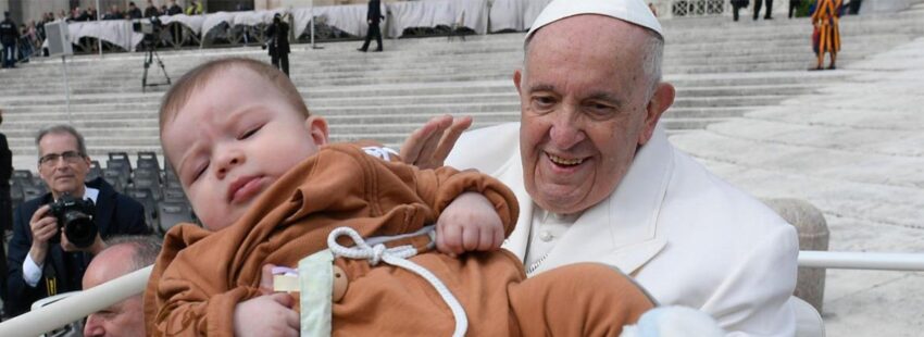 El papa Francisco “mejora gradualmente”: hoy ha desayunado, leído la prensa y rezado en la
