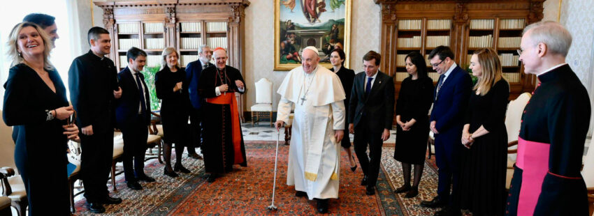El papa Francisco con Ayuso y Almeida en el Vaticano