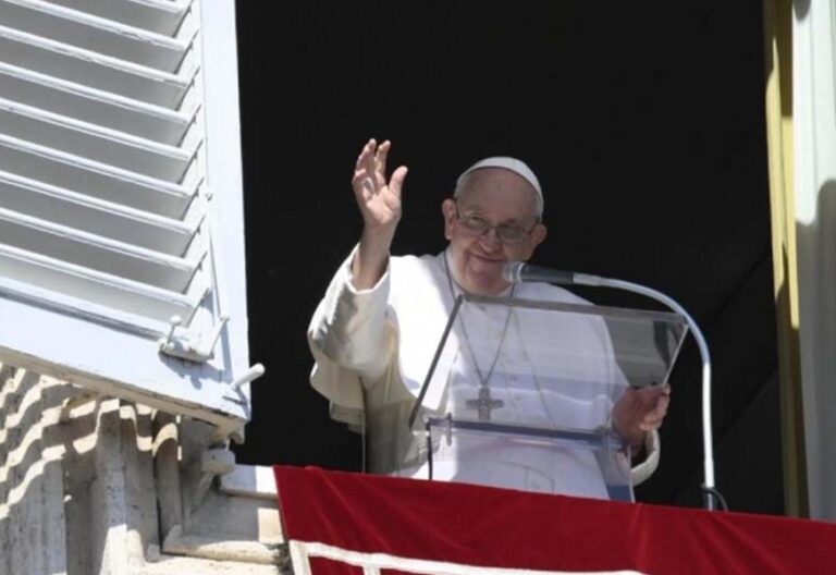 Francisco en el ángelus: el Evangelio “puede hacer de nosotros una fuente de refrigerio para los
