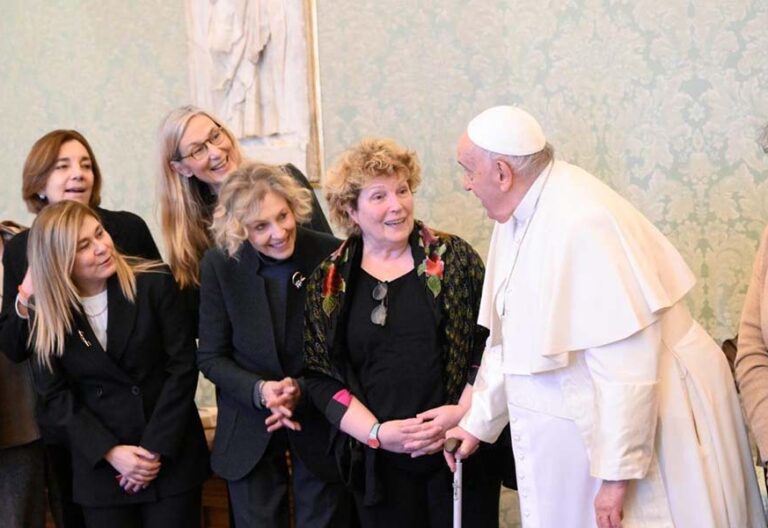 Francisco confiesa que “donde ponemos mujeres en el Vaticano, inmediatamente la cosa cambia”
