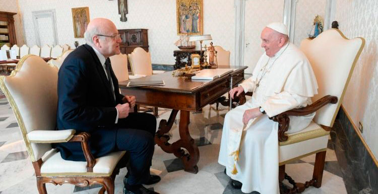 El papa Francisco, con el primer ministro interino de Líbano
