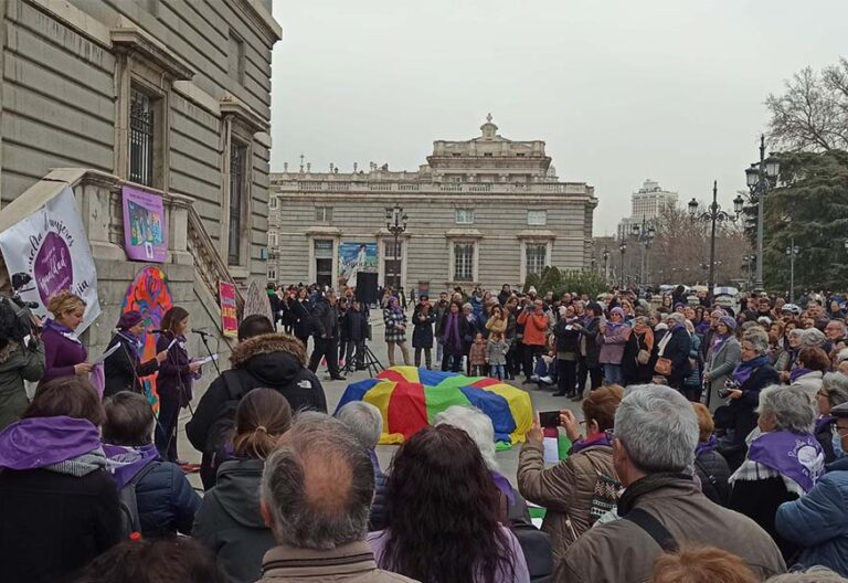 La Revuelta de Mujeres se planta a las puertas de 18 catedrales para que la “igualdad se haga