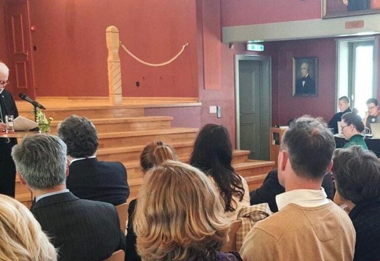 Gallagher: “No podemos resignarnos a que la guerra en Ucrania continúe”