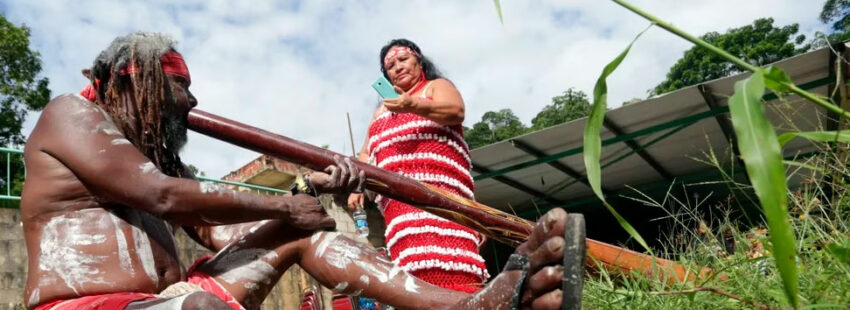 Misa con didyeridu: así es la nueva liturgia indígena con el ‘ok’ de los obispos