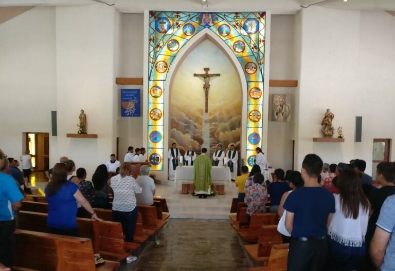 personas en la iglesia