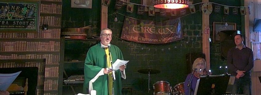 cura celebra misa pub irlandés