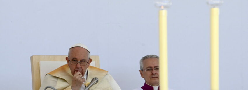 Francisco en Hungría: el buen pastor que protege el redil de los refugiados