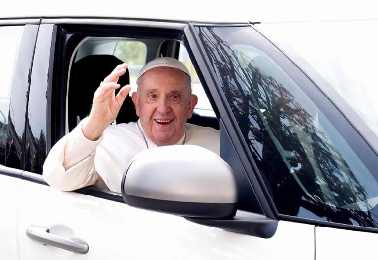 Francisco recibe el alta tras pasar tres noches en el hospital Gemelli