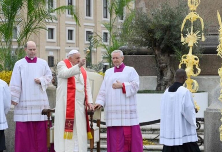 Francisco, al rescate los ‘cristos abandonados’ en la misa del Domingo de Ramos