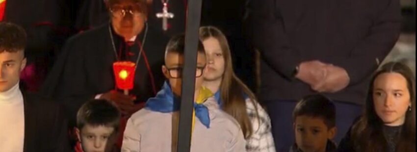 Jóvenes y mayores de todo el mundo claman por la paz en el Vía Crucis del Coliseo