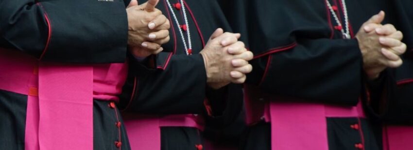 manos entrelazadas de obispos