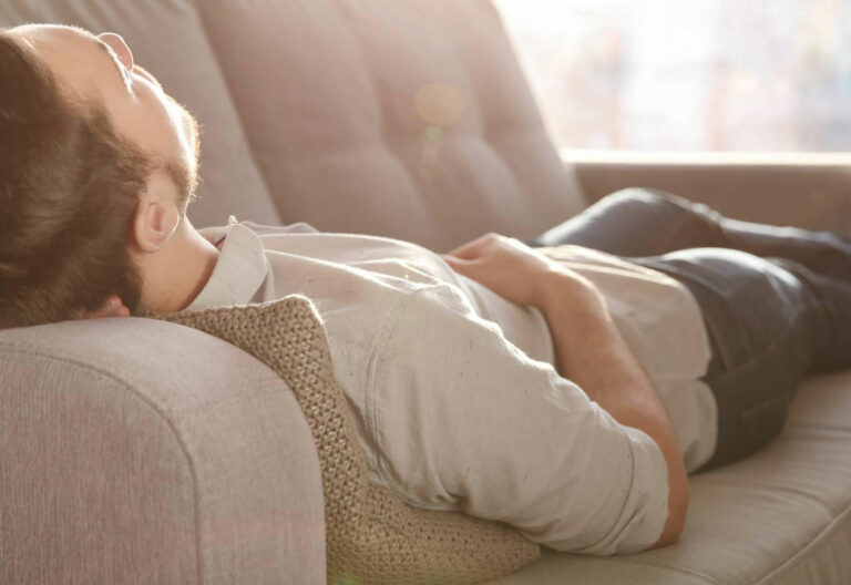 Hombre durmiendo la siesta en el sofá