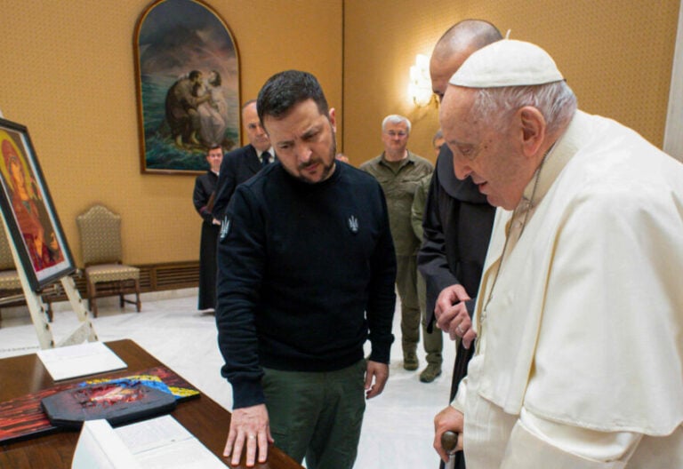 Zelenski tras su reunión con Francisco: “No necesitamos mediadores entre Ucrania y el agresor”
