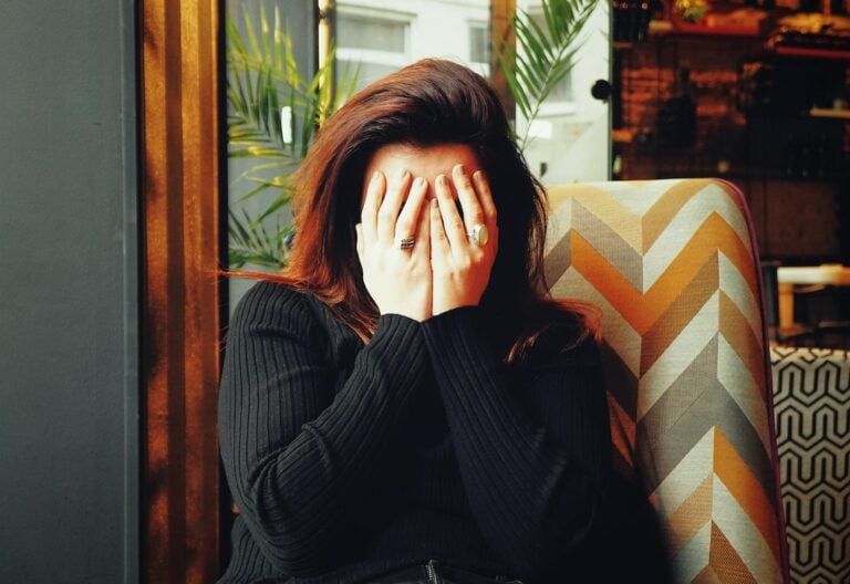 mujer tapándose la cara