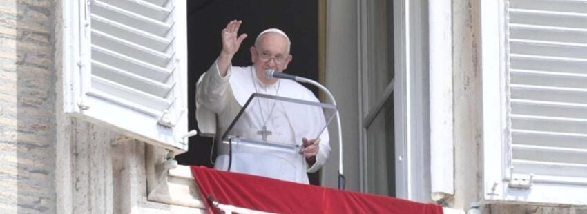 Francisco pide en el Regina Caeli que “callen las armas” como único camino de reconciliación