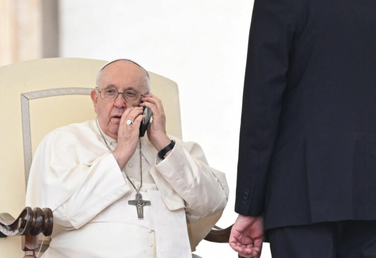 El papa Francisco responde llamada en la audiencia general