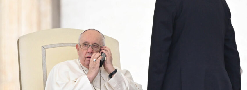 El papa Francisco responde llamada en la audiencia general
