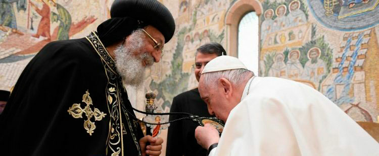 Tawadros II en el Vaticano junto al papa Francisco