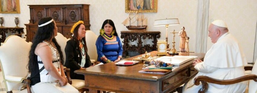 Tres líderes indígenas de la Amazonía se encuentran con el “abuelo Francisco”