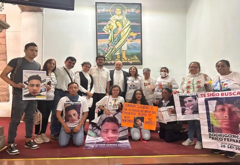 madres de desaparecidos México con monseñor Acero