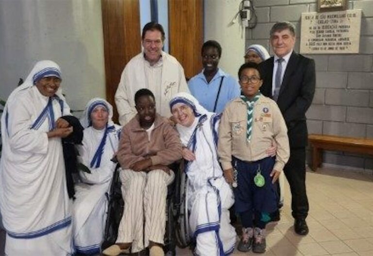 La caricia del Papa a Edna, la joven que no podrá ir a la JMJ porque pronto partirá “rumbo a