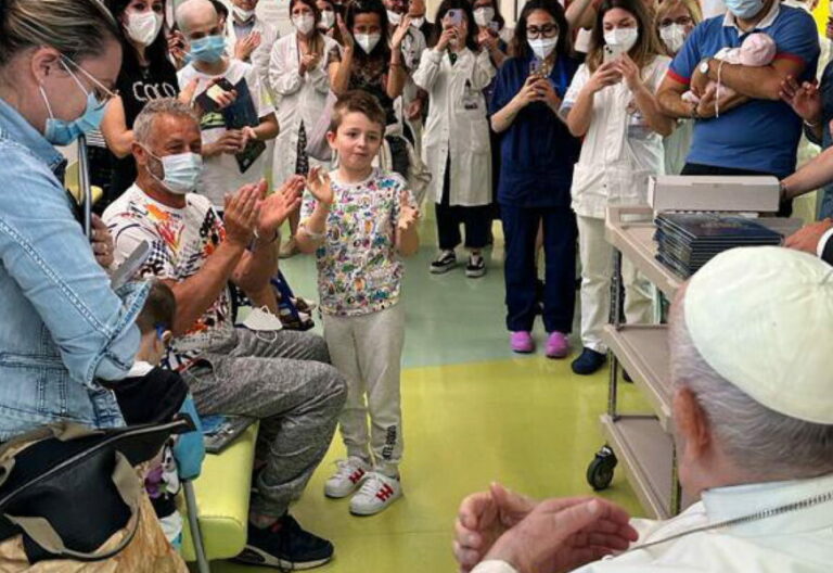 Francisco ya pastorea a los niños de oncología y neurocirugía del Gemelli