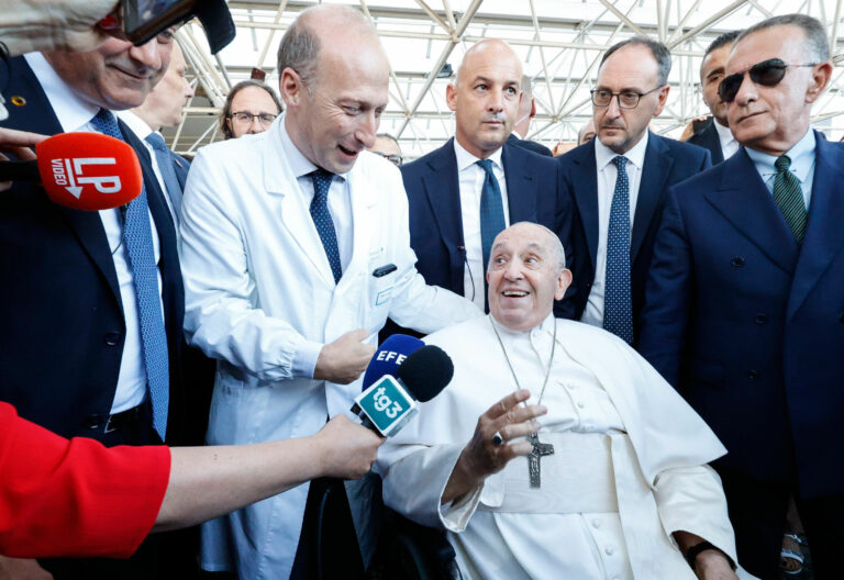 El papa Francisco sale del hospital