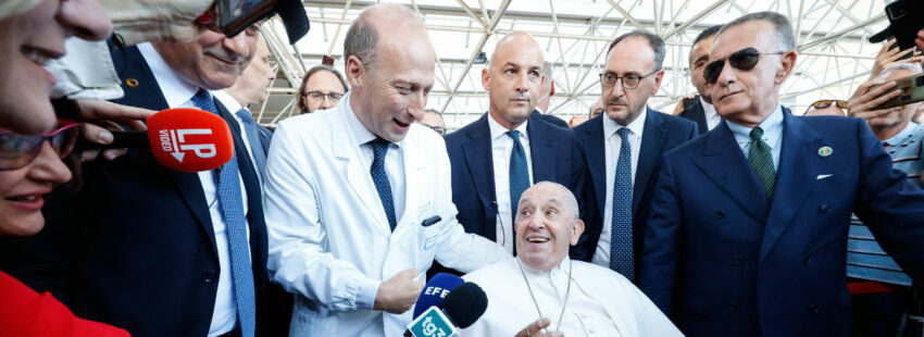 El papa Francisco sale del hospital