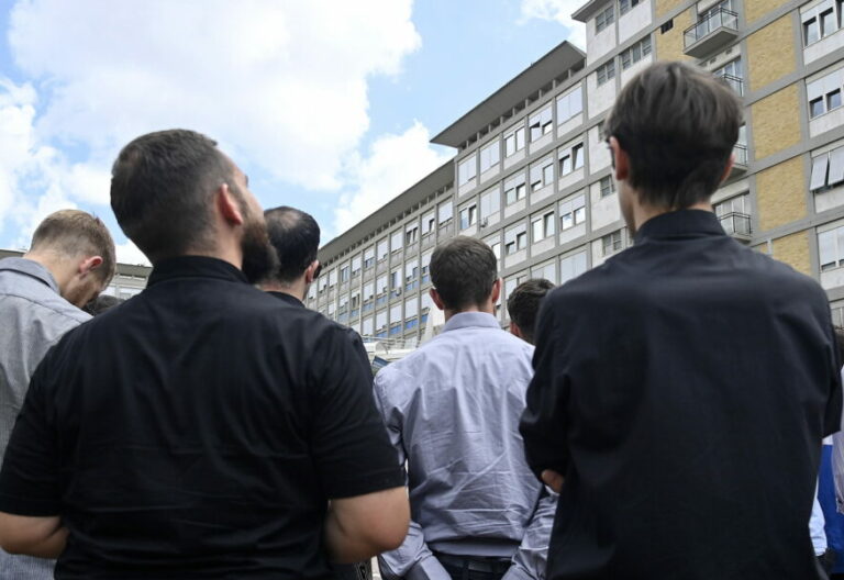 El Papa quiere salir ya del hospital y volver entre mañana y pasado al Vaticano