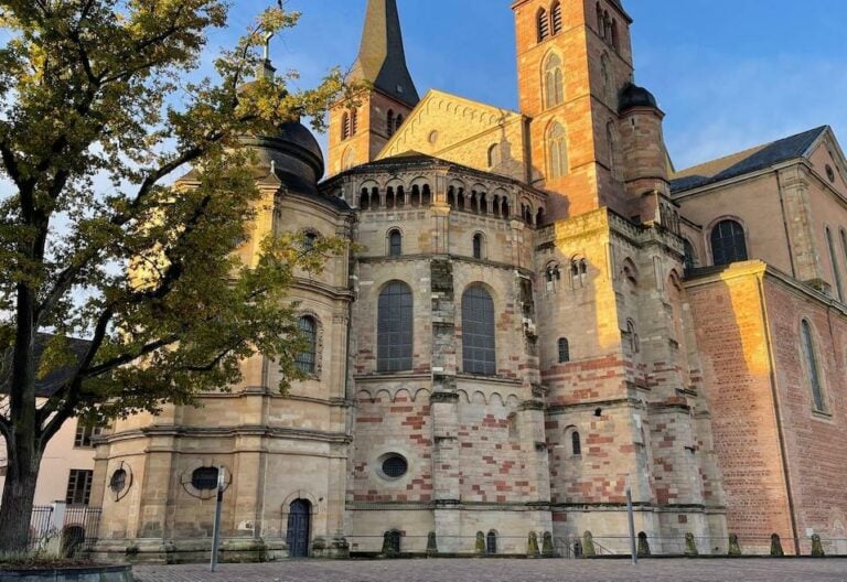 Un obispo se queda sin dar nombre a una plaza por encubrir abusos