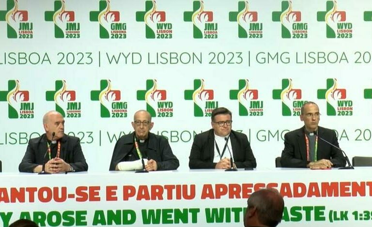 Omella, desde Lisboa: “Los jóvenes de la JMJ visten como los demás, pero tienen el gusanillo de