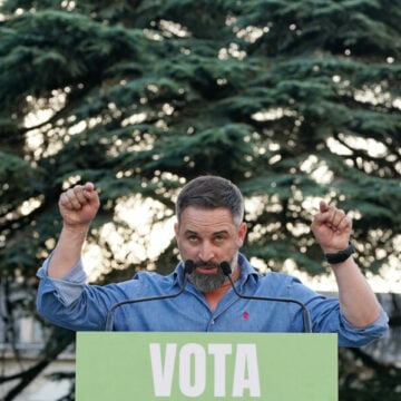 Abascal acusa a “un obispo de esos que colabora con la inmigración” de inventarse que León