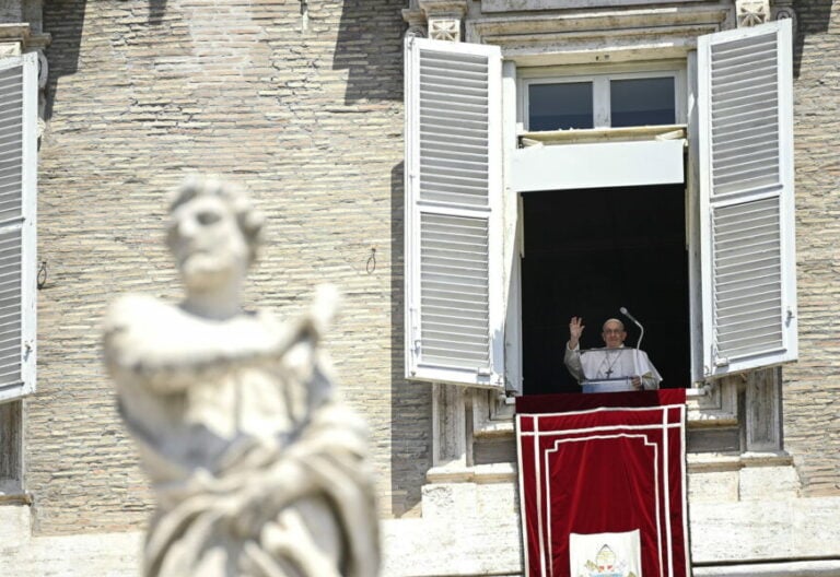 El papa Francisco, en el Regina Coeli: “La Resurrección cambia nuestras vidas por completo”