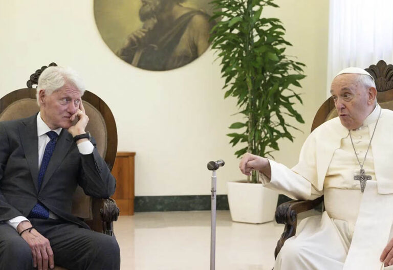 El papa Francisco recibe a Bill Clinton en Santa Marta