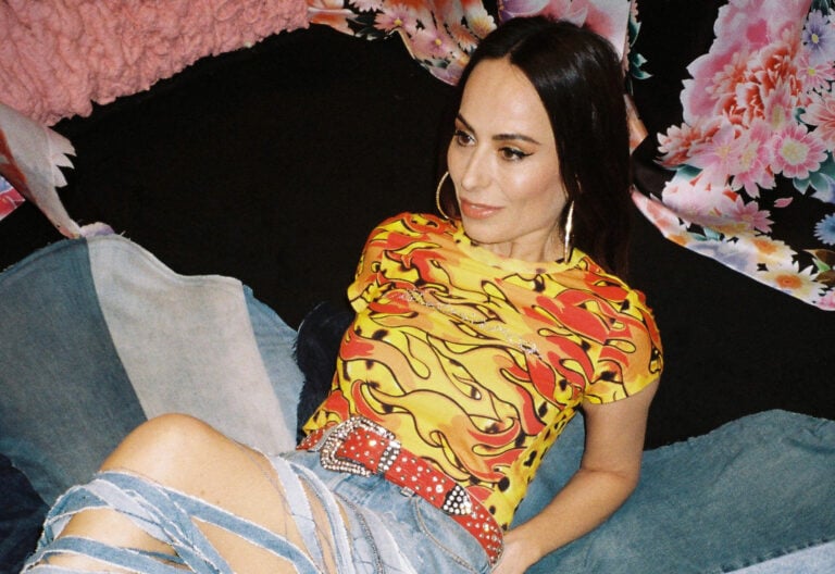 La diseñadora María Escoté se une a Cáritas para darle una segunda vida a la ropa