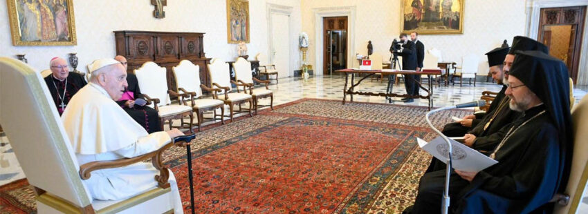 Francisco: “Como discípulos de Cristo no podemos resignarnos a la guerra”