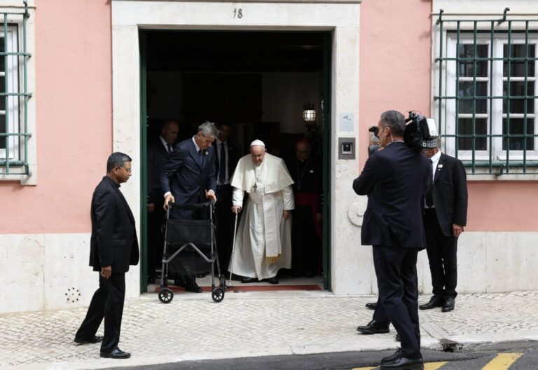 Francisco se reúne con 13 víctimas de abusos en Lisboa