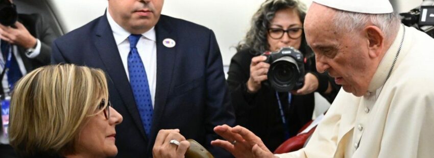 Eva Fernández y el Papa Francisco en el vuelo a Mongolia