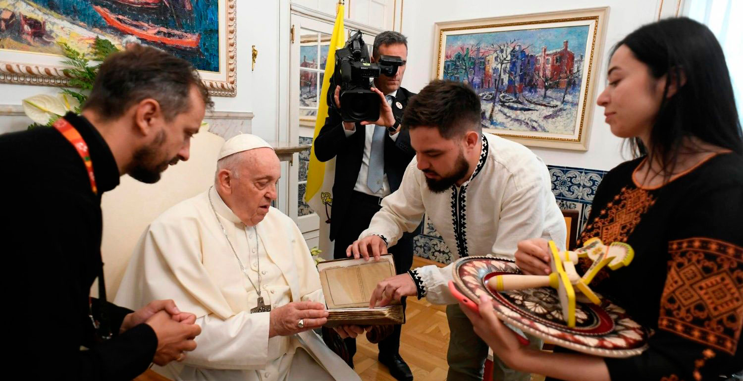 El papa Francisco, con jóvenes ucranianos en la JMJ de Lisboa