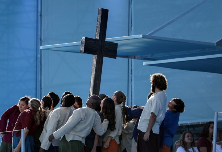 Jóvenes con la cruz de la JMJ en Lisboa