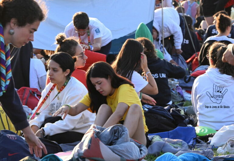Jóvenes durante la misa final de la JMJ de Lisboa