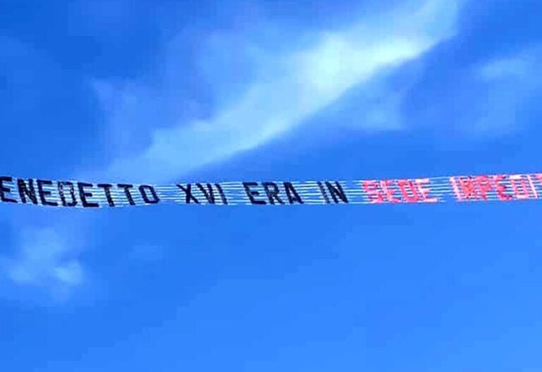 Los sedevacantistas de Benedicto XVI se anuncian en las playas italianas