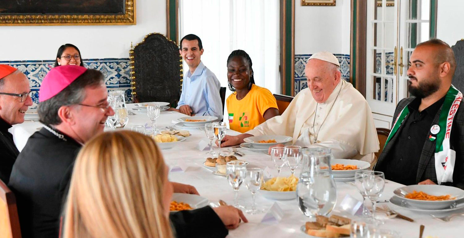 El papa Francisco almuerza con jóvenes en la JMJ